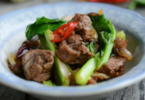 Daging goreng bersama sayur kailan