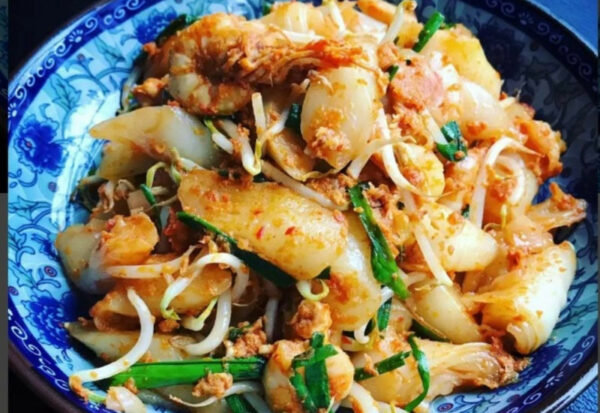 Chee Cheong Fun goreng dengan taburan bawang goreng