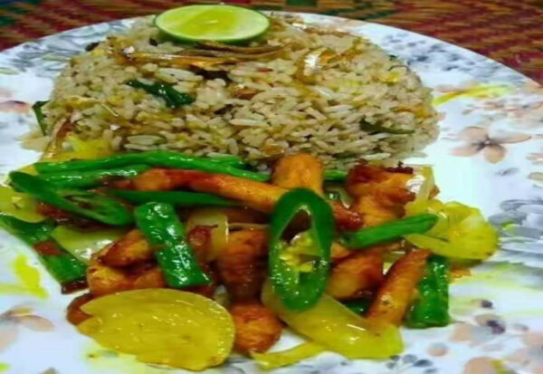 Nasi goreng kampung dengan ayam goreng kunyit