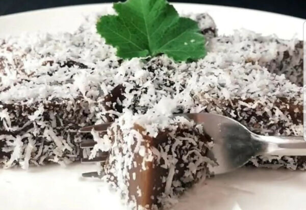 Kuih Kaswi disajikan dengan sirap gula merah