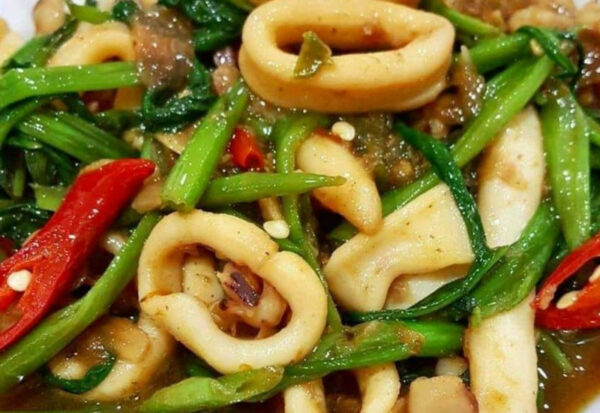 Kangkung goreng belacan bersama rencah sotong