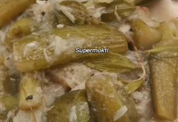 Sayur keladi yang dihidangkan dengan sambal belacan