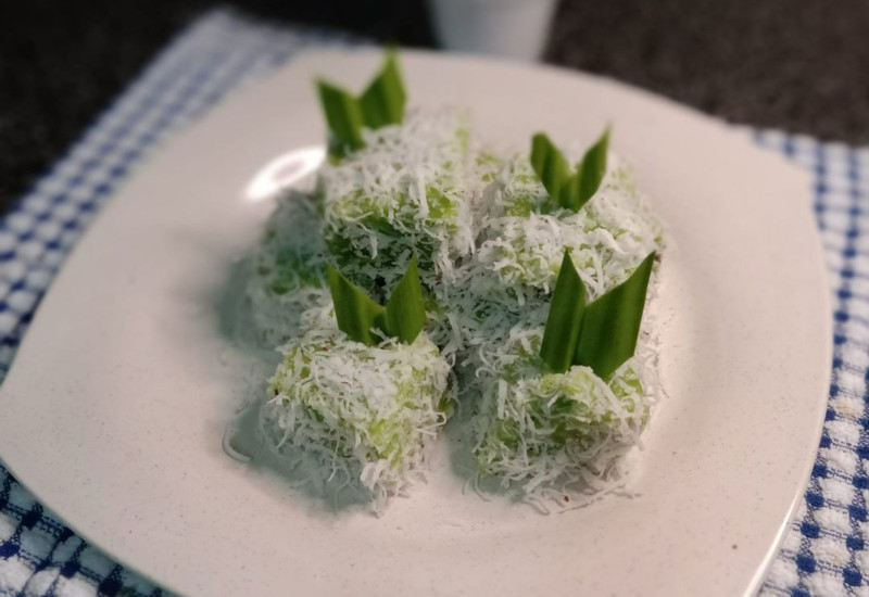 Gambar kuih kaswi tradisional yang lembut dan kenyal, disalut dengan kelapa parut.