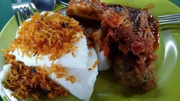 Lontong Darat bersama lauk dan kuah