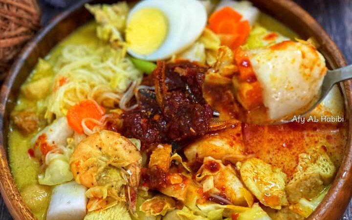 Gambar hidangan lontong kuah lodeh dengan pelbagai sayur dan tauhu yang sedap