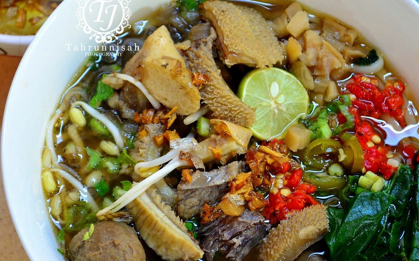 Mee celup daging perut berkuah pedas berapi