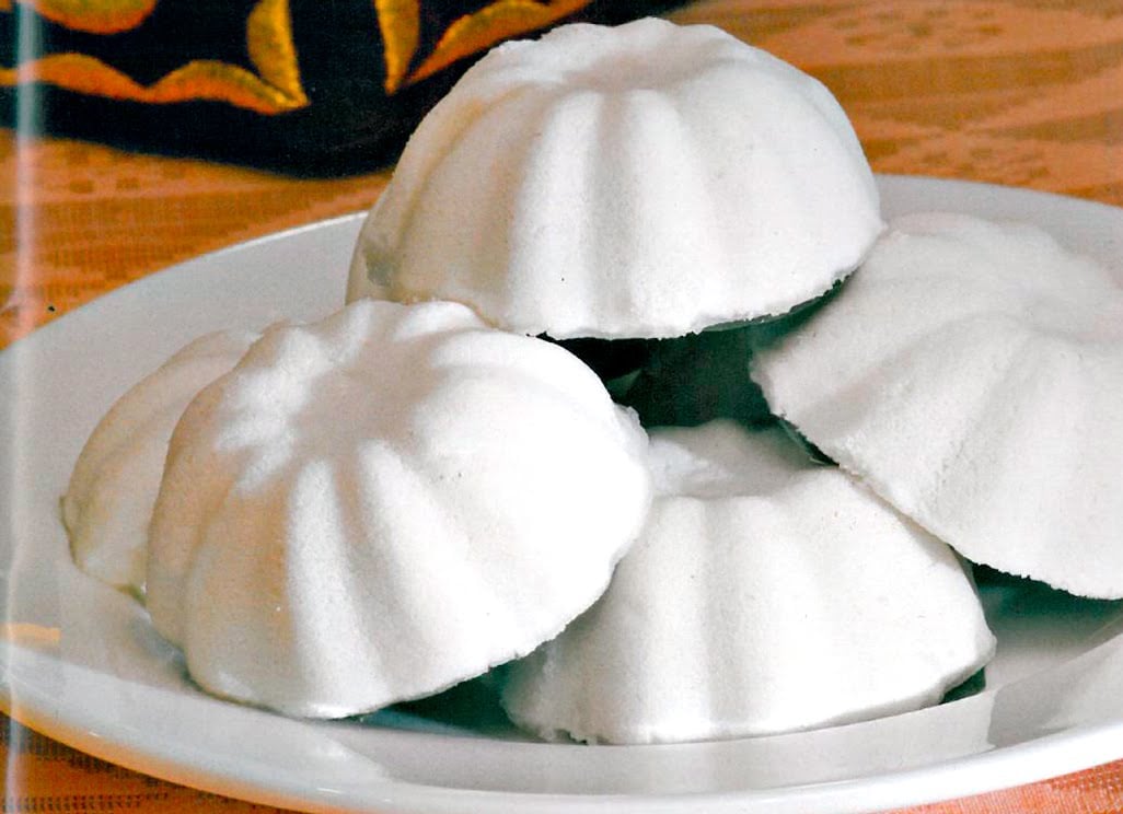 Gambar kuih putu piring tradisional dengan inti gula melaka dan kelapa parut