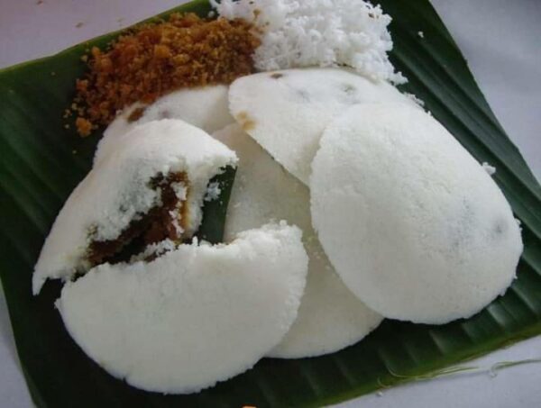 Putu piring dengan gula Melaka meleleh