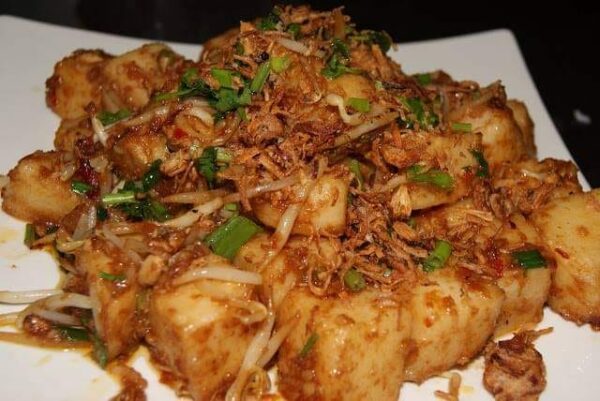 Lontong goreng dengan sayur dan rempah