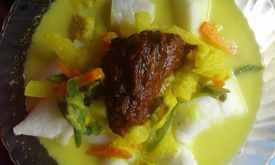 Lontong dengan kuah lodeh dan sayur-sayuran