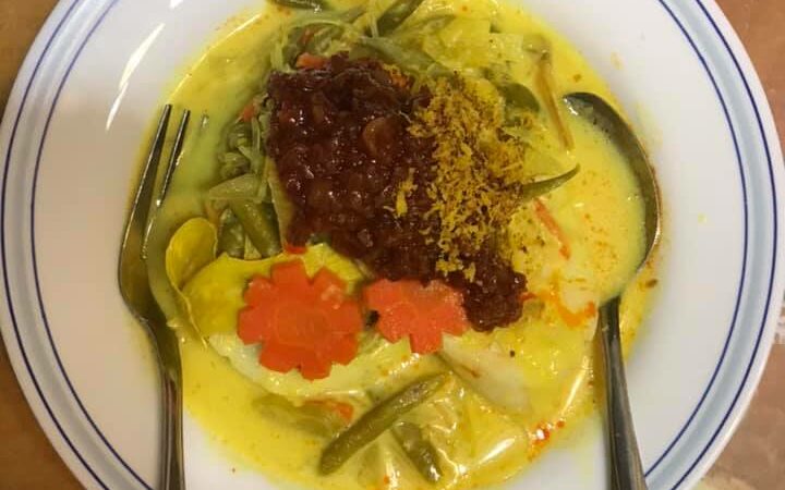 Lontong Bonda Mertua berhidangan dengan kuah