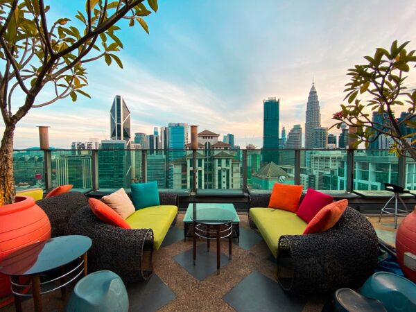 Suasana makan malam romantis di Roofino Skydining