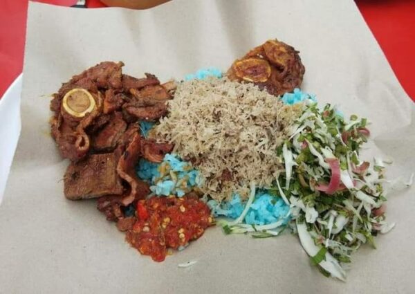 Nasi kerabu biru dengan lauk di Jalan Gombak