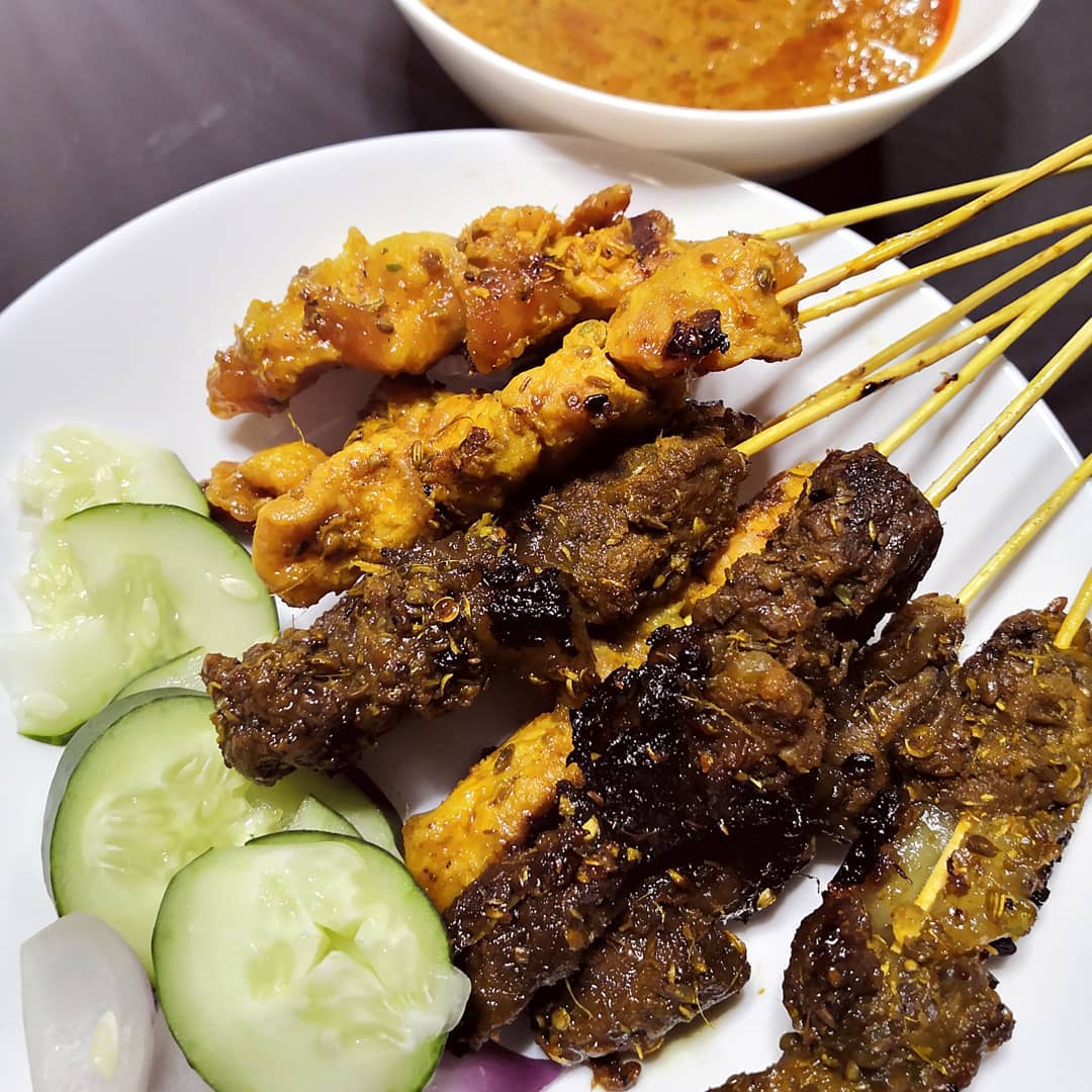 Pelbagai cucuk satay yang dibakar dan disajikan bersama kuah kacang pekat.