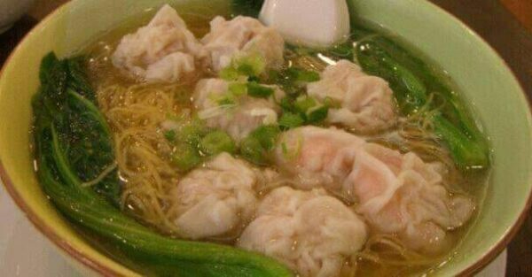 Wonton mee berkuah panas dengan bebola daging dan sayur.
