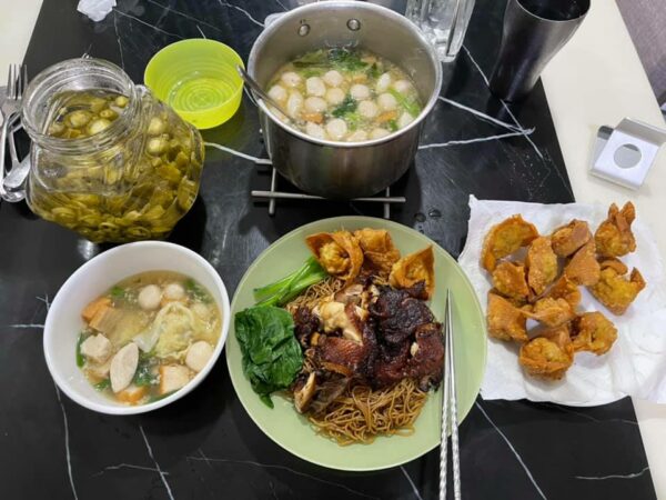 Mi wantan kicap bersama dumpling sebagai hidangan sampingan.