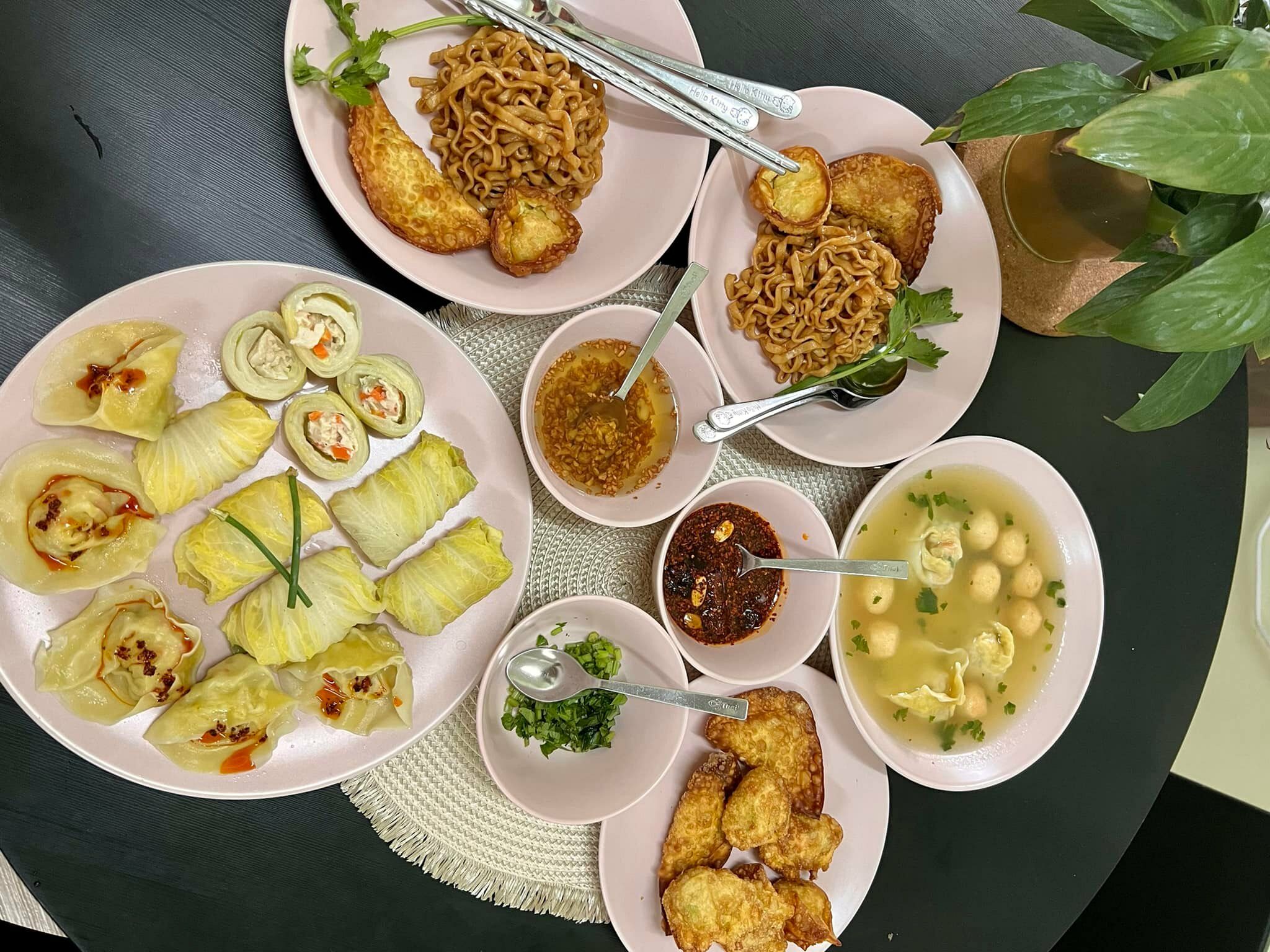 Hidangan mi wantan versi Cik Puan Ain yang nampak sedap.