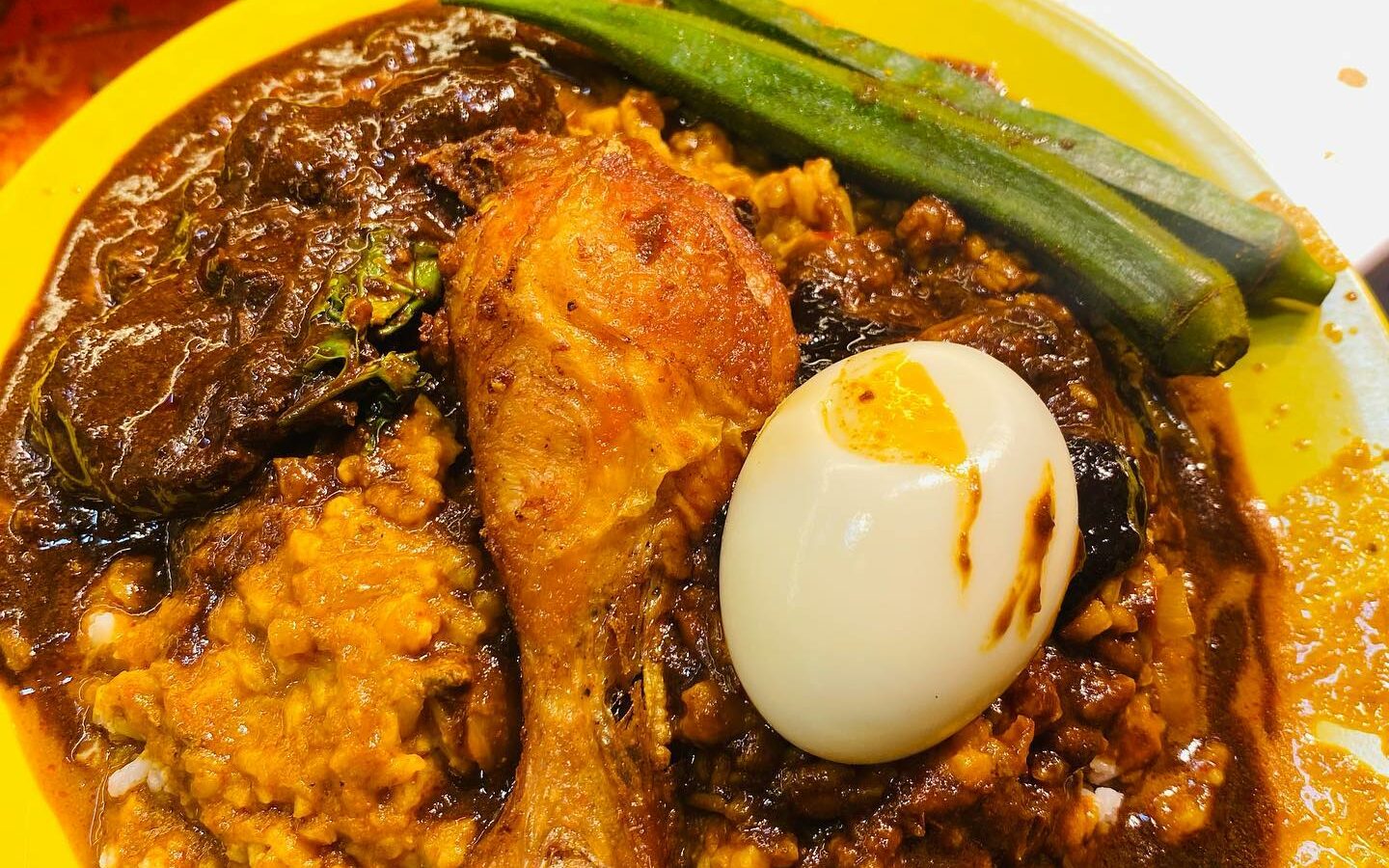 Nasi kandar Saddam dengan pelbagai kari