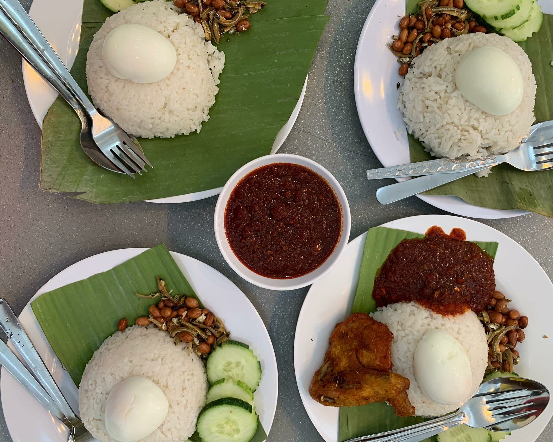 Nasi lemak Saleha dengan sambal dan telur