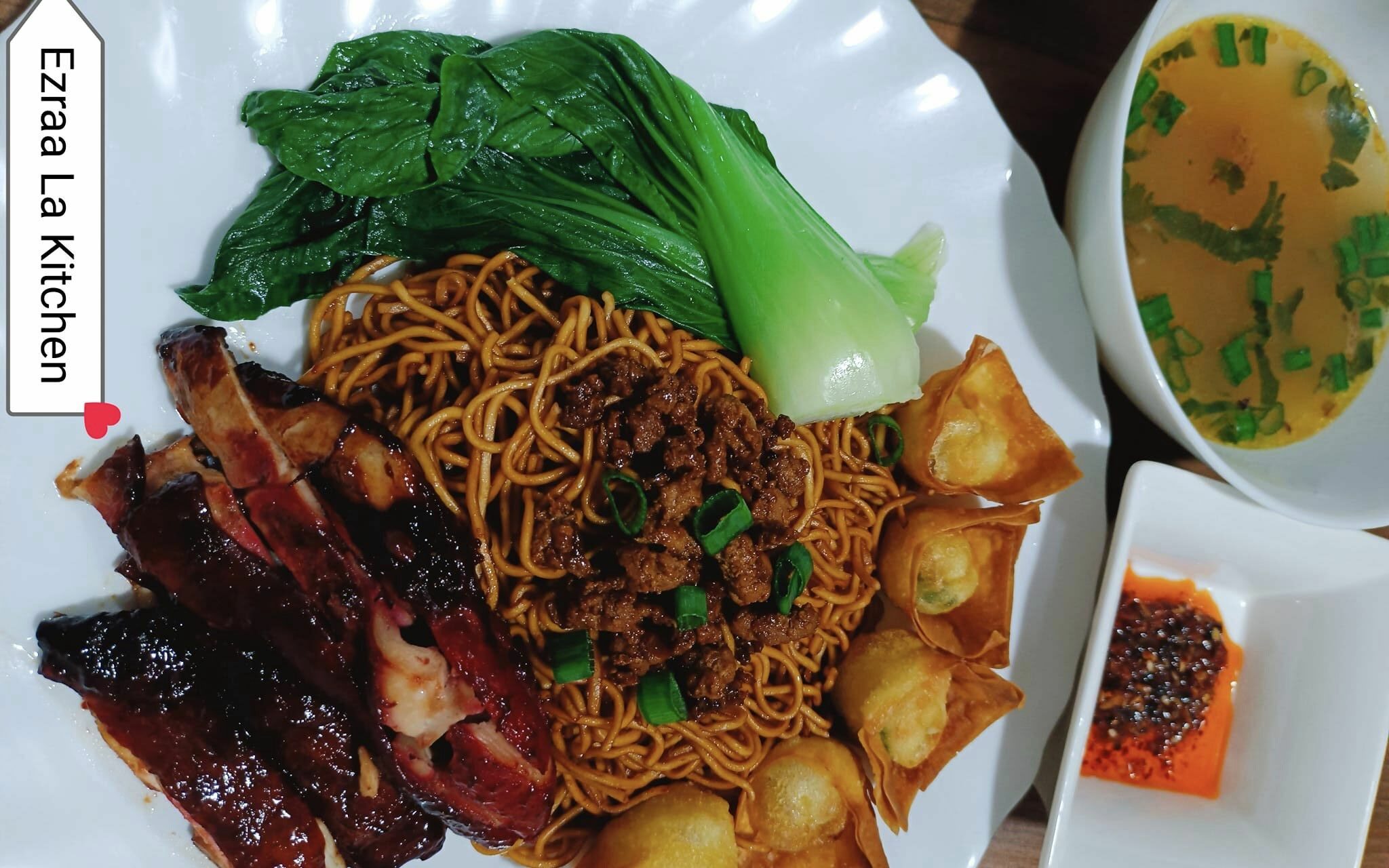 Konlo wantan mee kering disajikan dengan sos hitam dan cili.