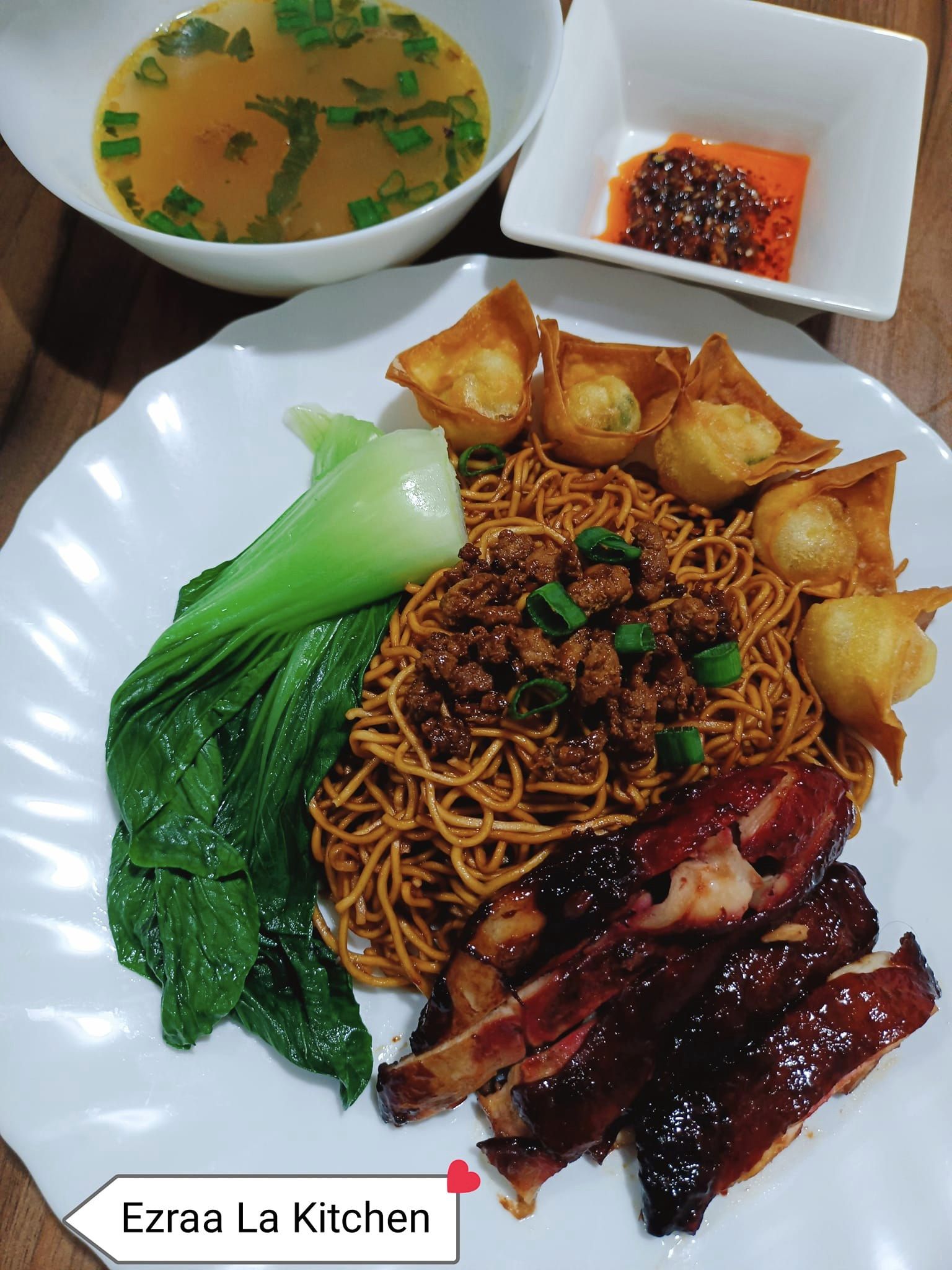Mangkuk mi wantan mee yang sedap dengan ayam dan sayur.