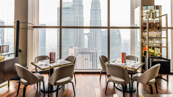 Interior restoran mewah dengan pemandangan bandar Kuala Lumpur