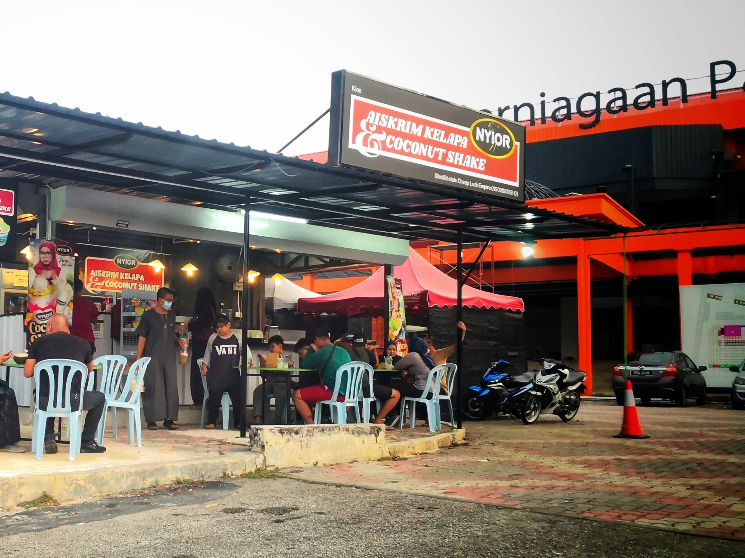 Aiskrim kelapa dan coconut shake Nyior
