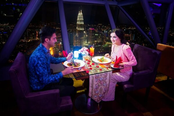 Restoran berputar Atmosphere 360 dengan pemandangan Kuala Lumpur