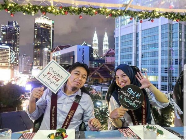 Pengalaman makan malam Dinner In The Sky dengan pemandangan bandar