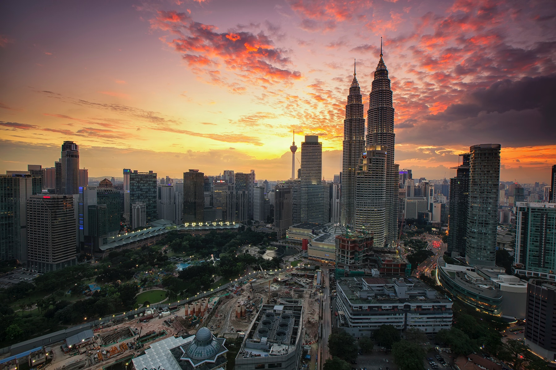 Restoran dengan pemandangan Menara Berkembar Petronas dan KLCC pada waktu malam.