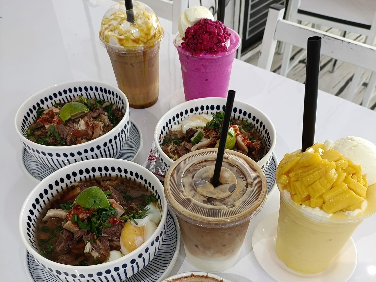 Semangkuk mee celup daging dari Aus Mee Celup