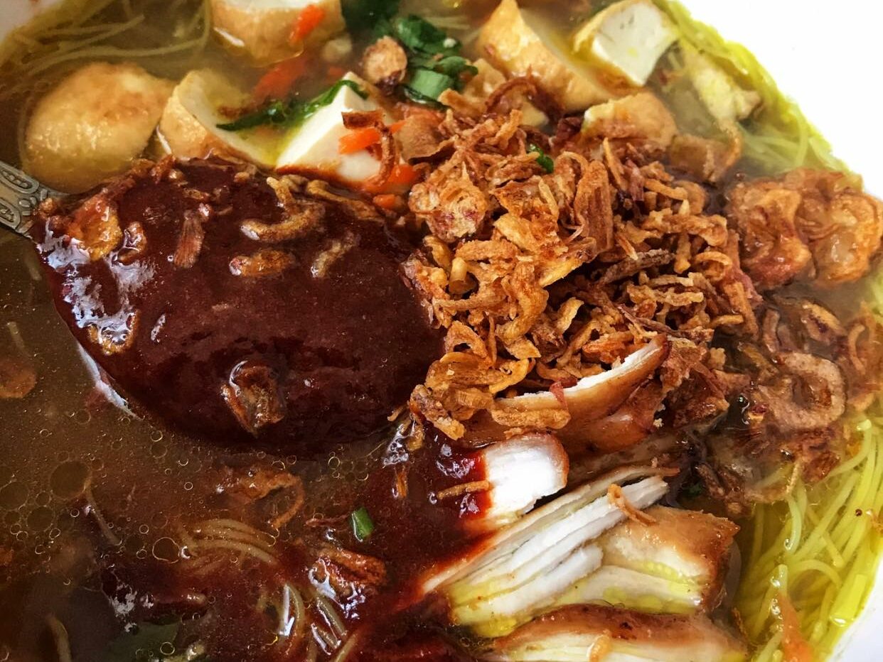 Bihun sup ayam Utara dengan hirisan ayam dan daun bawang