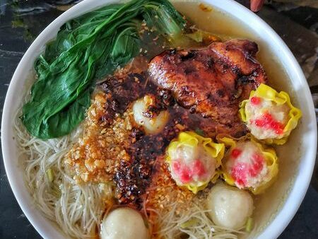 Bihun sup dengan ayam bakar dan daun sup