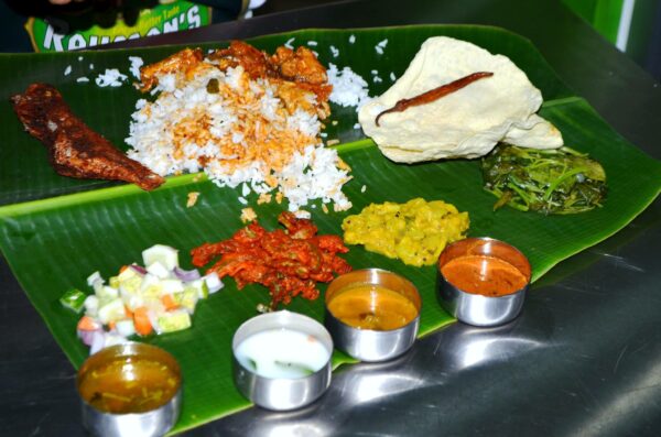 Hidangan nasi daun pisang di Fathima Banana Leaf, Bangsar