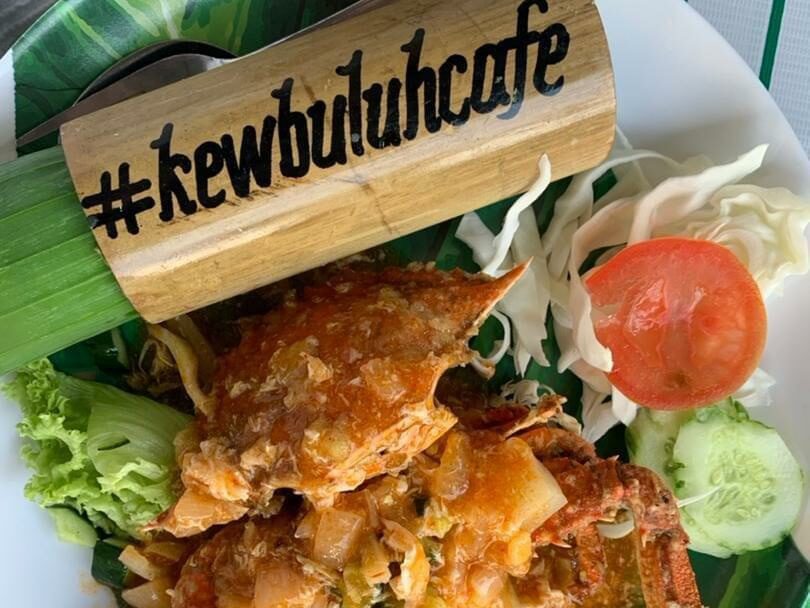 Suasana dan makanan di Kewbuluh Cafe