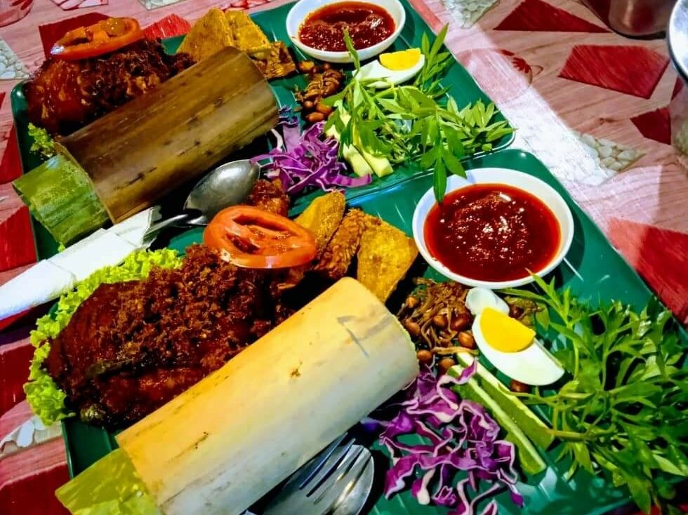 Nasi buluh dengan lauk di Ary Nasi Buluh