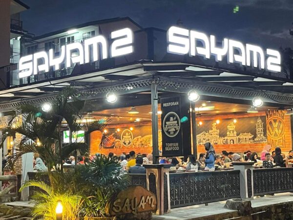 Ayam goreng dan lauk di Restoran Sayam 2
