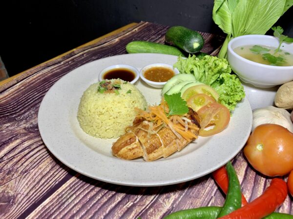 Ayam berempah dan nasi dengan sos cili