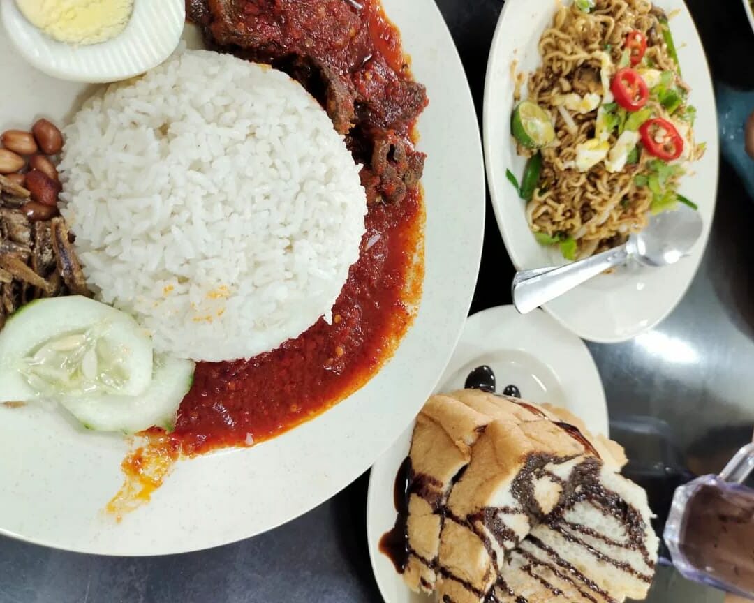 Roti kopi dan minuman panas di RotiKopi Station