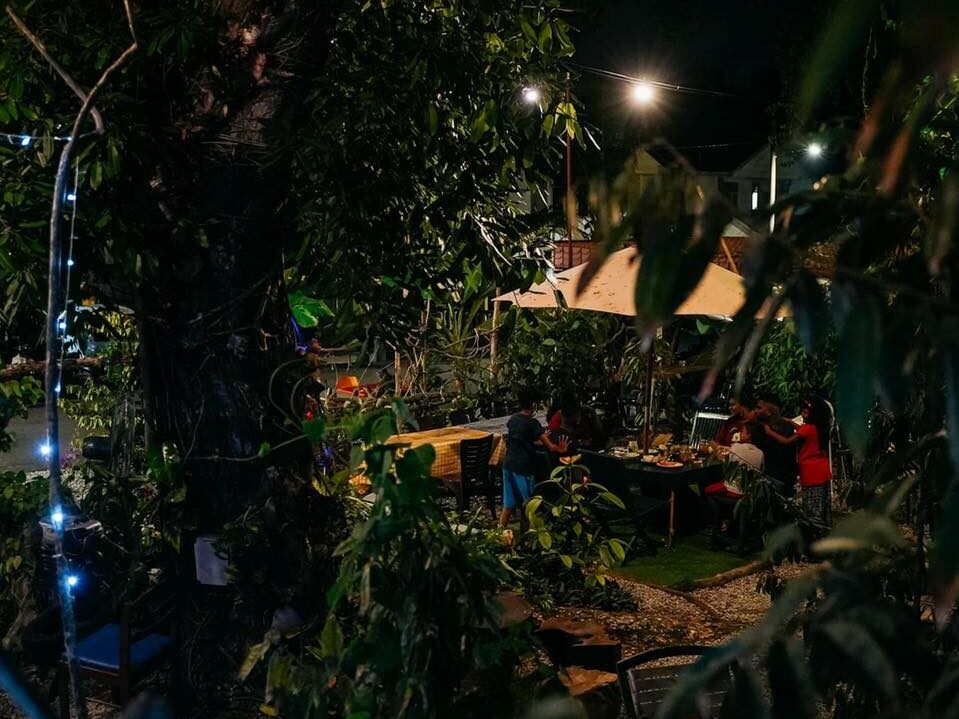 Hidangan dan suasana di Dusun Pak Din