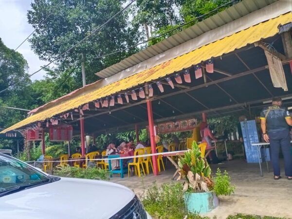 Semangkuk laksa Buyong dengan kuah pedas