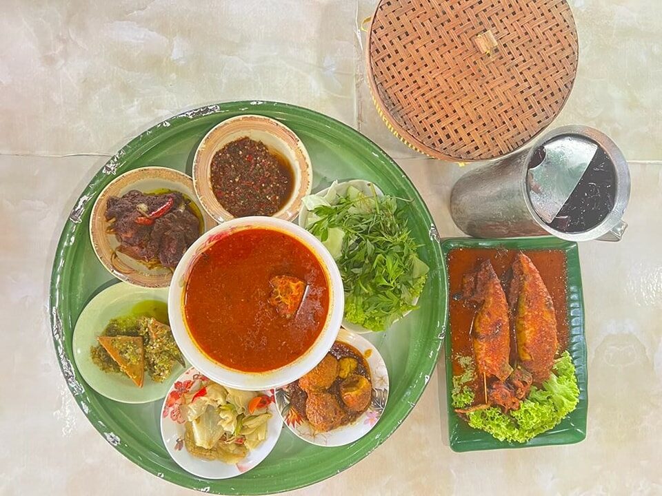Nasi talam dengan lauk tradisional dihidang di rumah makan