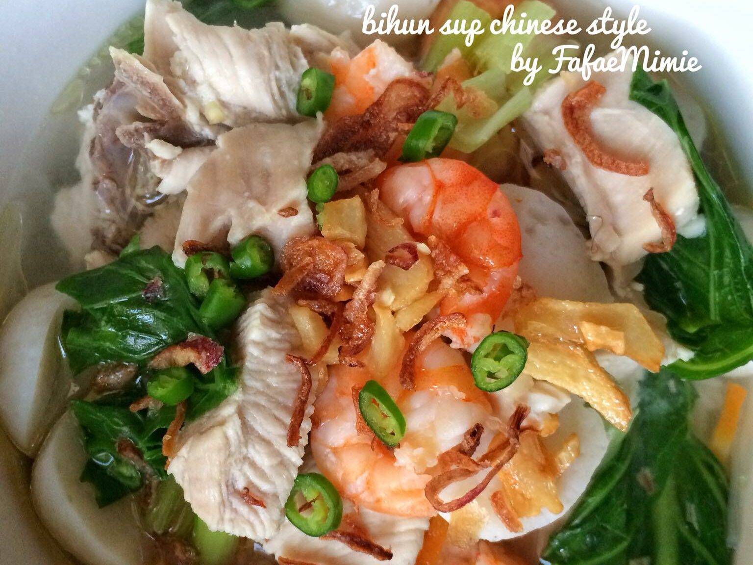 Bihun sup ayam gaya Cina dengan hirisan ayam