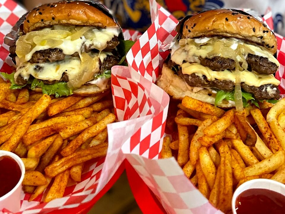 Burger bersaiz besar dengan kepingan daging dan sayur