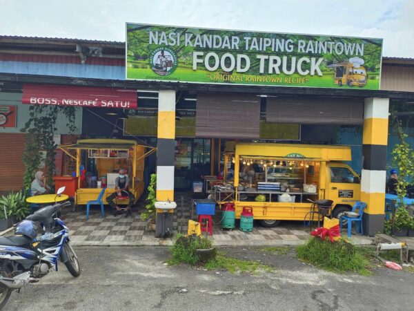 Nasi Kandaq dengan pelbagai lauk di food truck