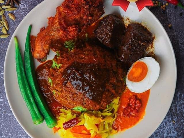 Nasi dengan lauk pauk di Nasi Ganja Peghelih