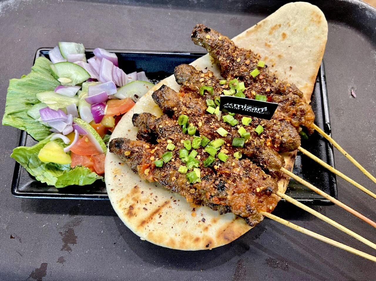 Sate ayam dan beef dari Al Mizan Satay House