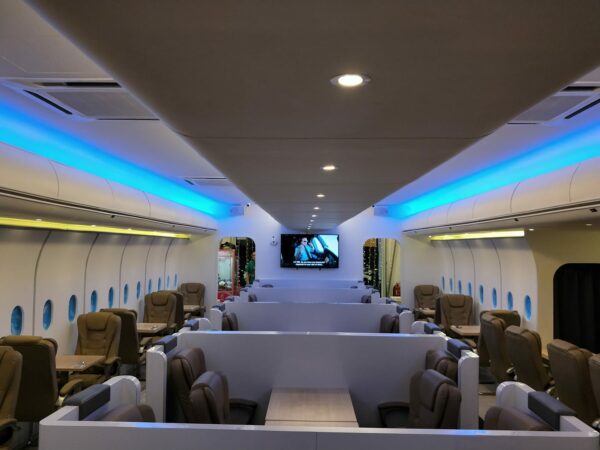 Suasana bertema kapal terbang The Dreamliner Airways Cafe