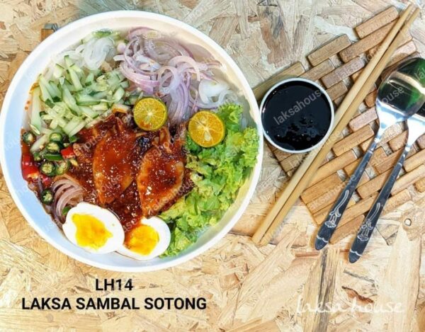 Laksa dengan kuah tebal dan hiasan di Laksa House
