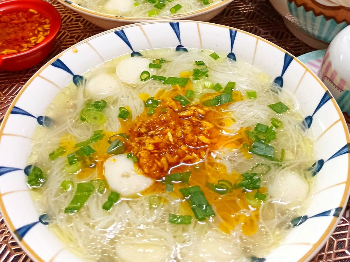 Bihun sup ayam PAMA dengan hirisan ayam